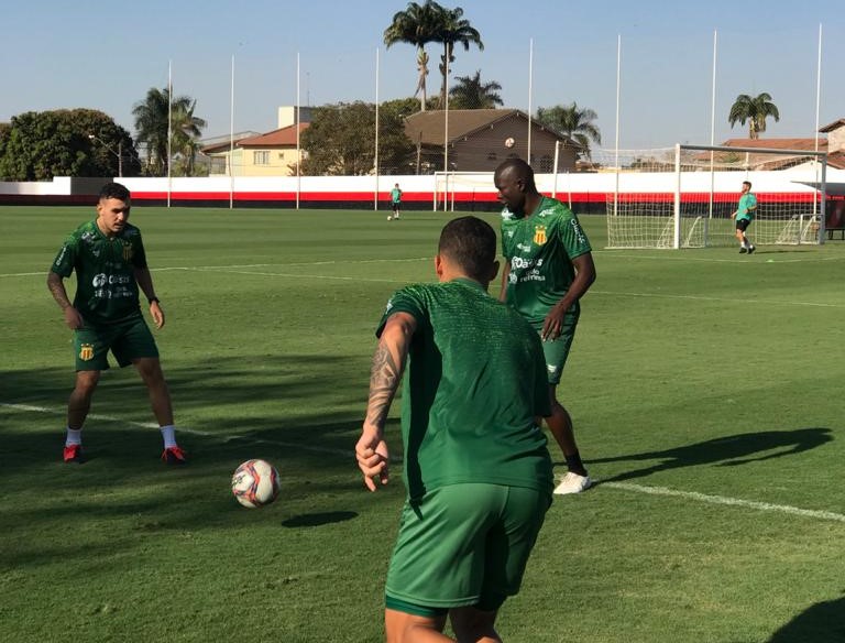 Com transmissão ao vivo pela Rede Globo, Sampaio enfrenta Goiás neste domingo querendo vaga no G4