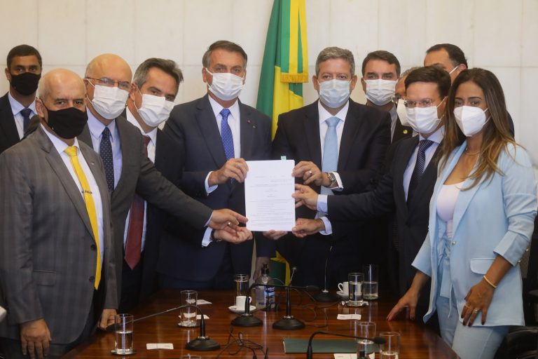 Bolsonaro entrega na Câmara MP que cria o Auxílio Brasil em substituição ao Bolsa Família