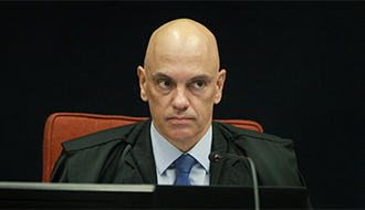 Alexandre de Moraes acolhe notícia-crime contra Bolsonaro por divulgar inquérito sigiloso da PF