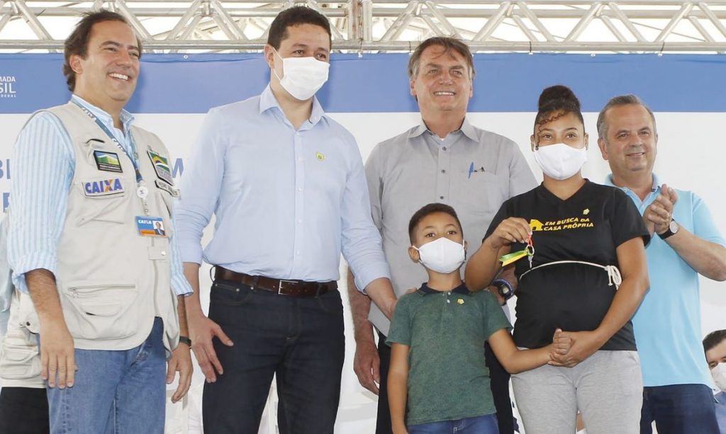 Jair Bolsonaro entrega 2,7 mil moradias a famílias de baixa renda no estado do Ceará