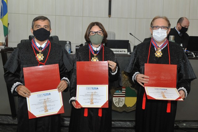 Desembargadora e desembargadores recebem medalhas na volta de sessões presenciais no TJ