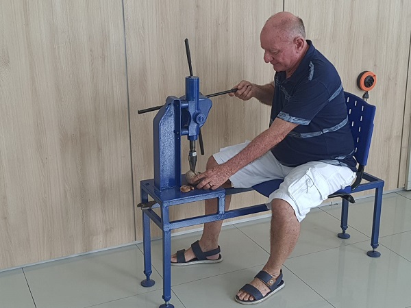 Ferramenta para quebra de coco babaçu, desenvolvida pela Embrapa Cocais, é destaque na Expointer