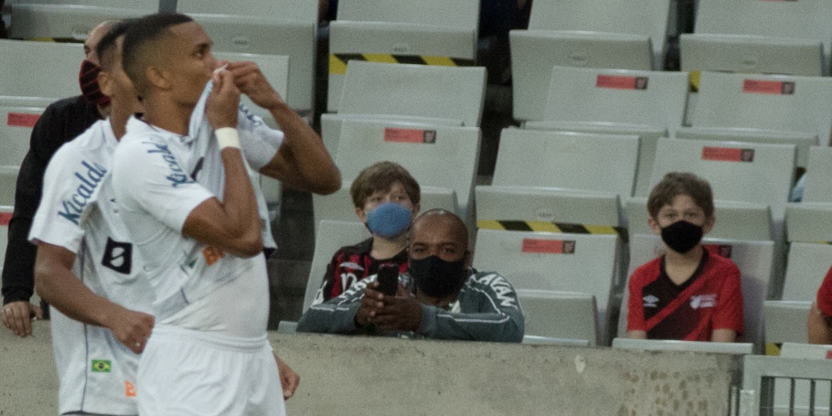 Santos vence Athletico e garante mais três pontos para se manter afastado da zona de rebaixamento