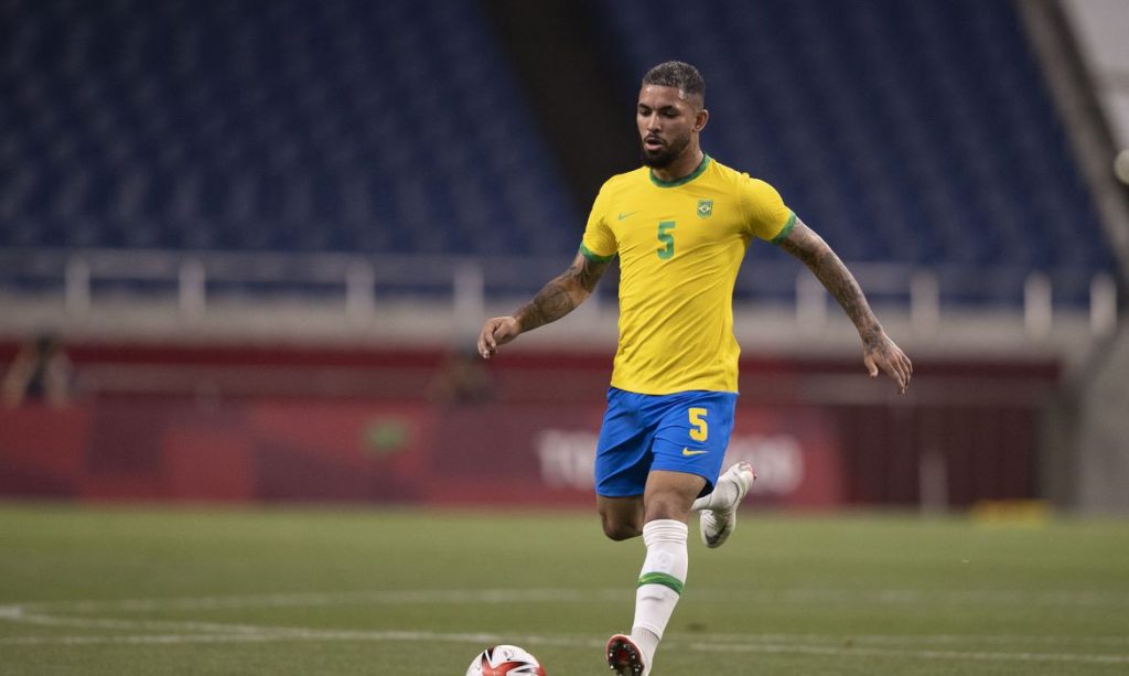 Douglas Luiz é convocado por Tite para o lugar de Casemiro nos jogos das Eliminatórias da Copa do Mundo