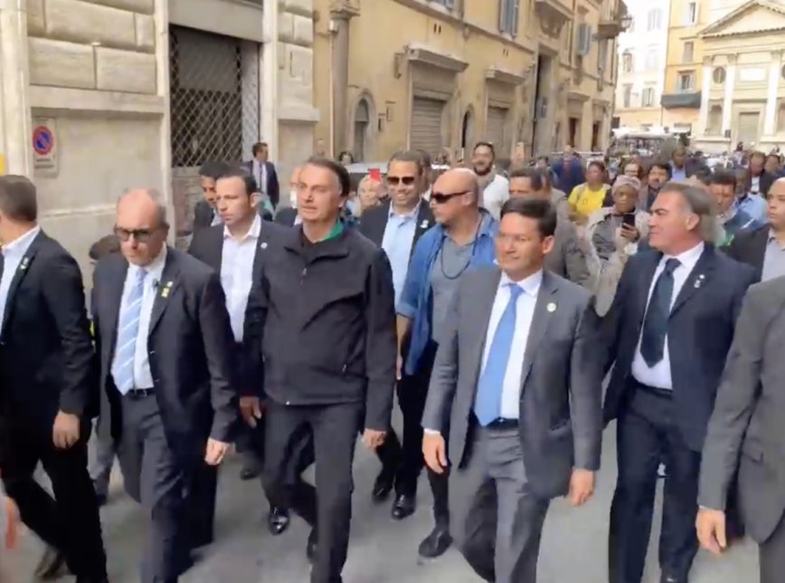 Jair Bolsonaro passeia por Roma e arrasta uma multidão de admiradores