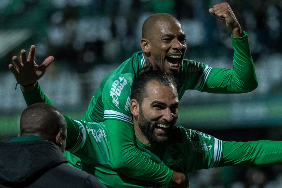 Sampaio perde para Coritiba e time paranaense se isola na liderança da Série B do Brasileirão