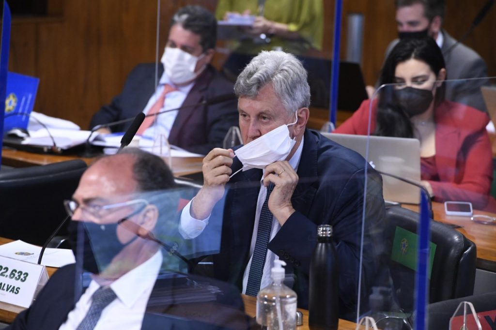 Relator da CPI, Renan Calheiros, recua da decisão de indiciar senador Carlos Heinze