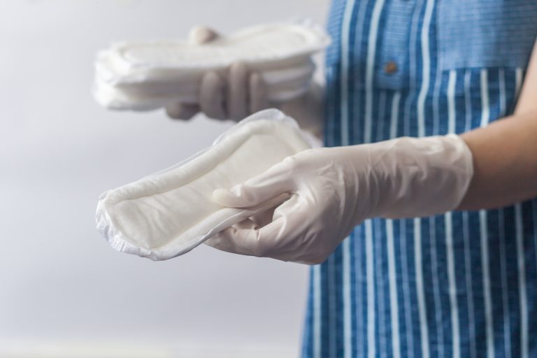 Bolsonaro sanciona lei de promoção da saúde menstrual e veta distribuição de absorventes