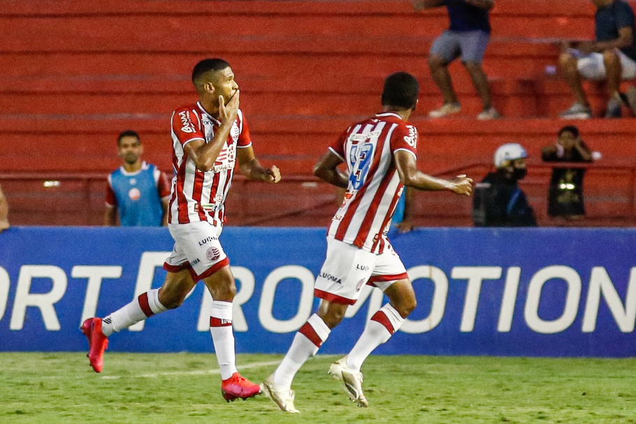 Náutico surpreende o líder Coritiba, Confiança derrota Brusque e Operário empata com Goiás