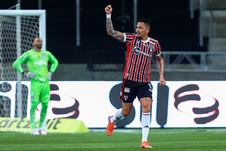 São Paulo vence o clássico paulista contra o Palmeiras e se afasta da ameaça de rebaixamento