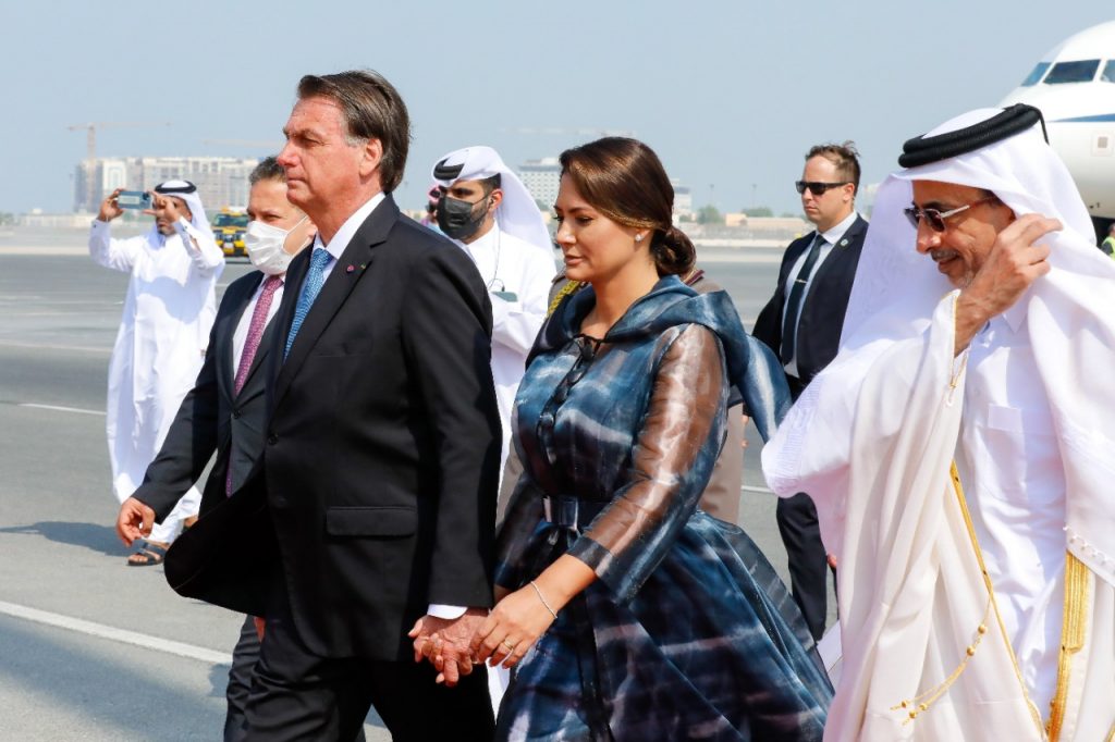 Ao mostrar instalações do hotel em que se hospedou no Qatar, Bolsonaro diz que para ele o custo da diária foi 0800