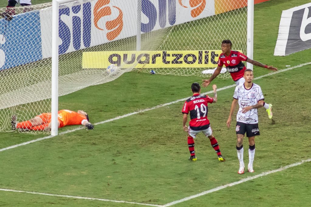 Com gol nos instantes finais, Flamengo derrota Timão e encurta distância para Atlético Mineiro