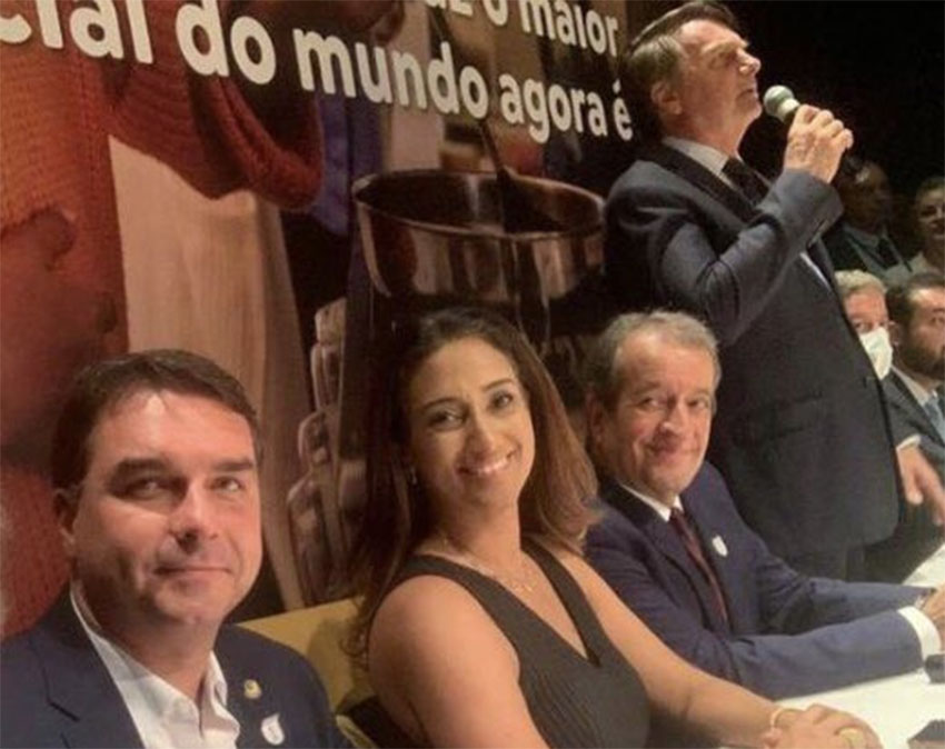 Ao assinar ficha de filiação ao Partido Liberal, Jair Bolsonaro diz que ‘tirou o Brasil da esquerda’