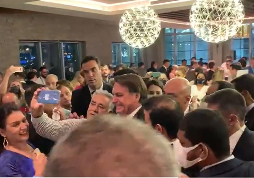 Em jantar com empresários de Minas Gerais em Dubai, Bolsonaro é recebido aos gritos de “mito”