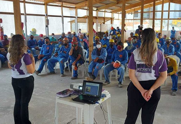 Operários da Canopus assistem a palestra sobre a Lei Maria da Penha em canteiro de obras