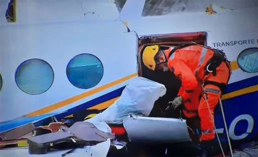 Record exibe imagens de bombeiros recolhendo objetos pessoais de Marília Mendonça