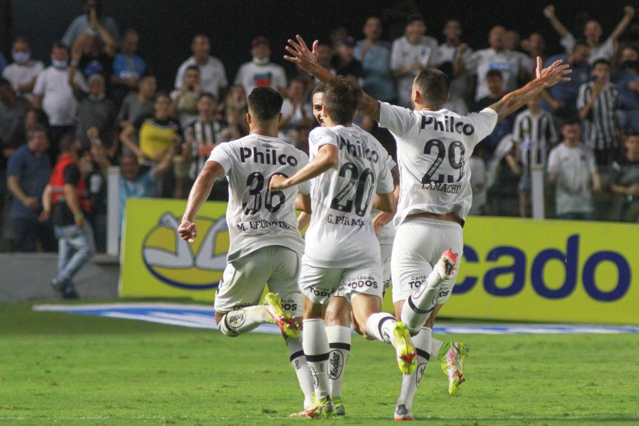 Jogando na Vila, Santos derrota Fortaleza e se afasta mais ainda da zona de rebaixamento