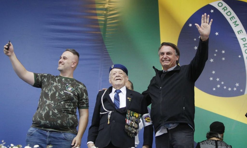 Jair Bolsonaro volta a participar de motociata ao inaugurar obra de saneamento no Paraná