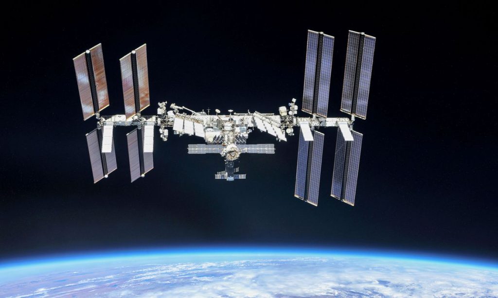 Estação Espacial faz manobra para se desviar de lixo de veículo lançado pelos EUA