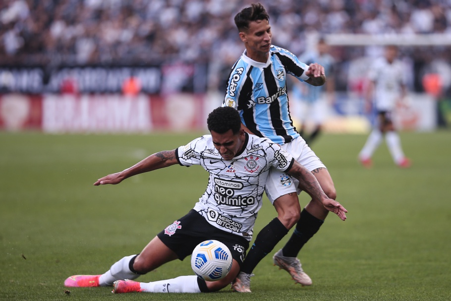 Grêmio cede empate aos Corinthians, no final da partida, e está à beira do precipício rumo à Série B