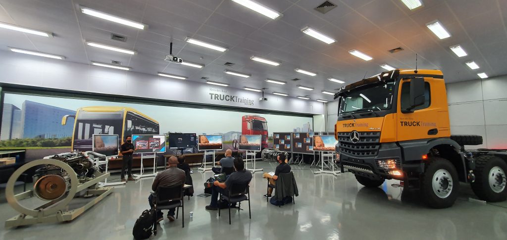 Mercedes-Benz prepara equipes de vendas dos seus concessionários para a chegada do caminhão Arocs