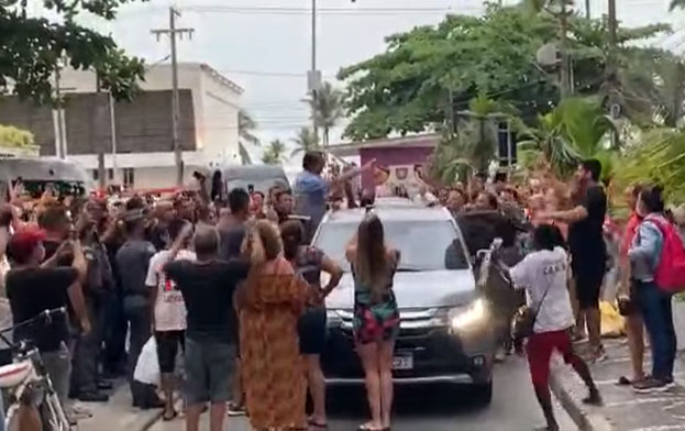 Jair Bolsonaro faz “fezinha” na Mega da Virada e atrai dezenas de apoiadores para lotérica