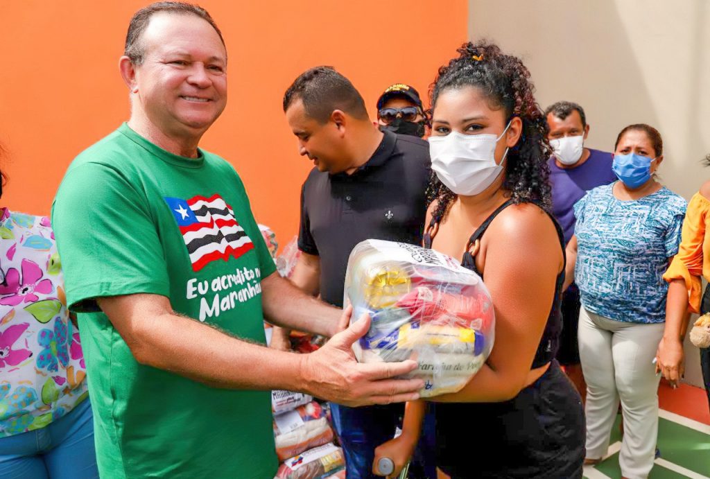 Vice-governador Carlos Brandão distribui alimentos em São Luís
