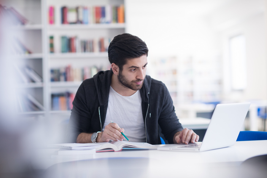 Instituições oferecem bolsas de estudo para quem tenciona estudar no exterior