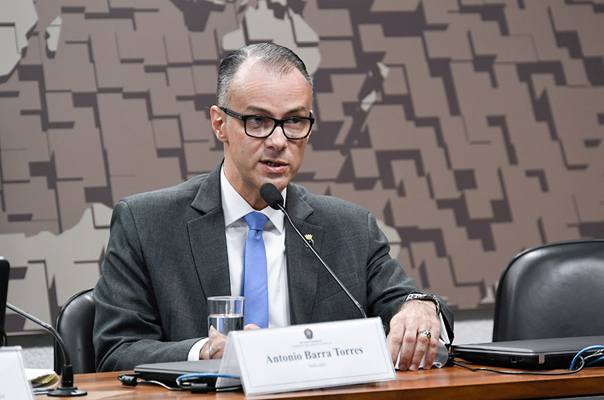 Presidente da Anvisa rebate Bolsonaro e pede provas sobre irregularidades praticadas por ele