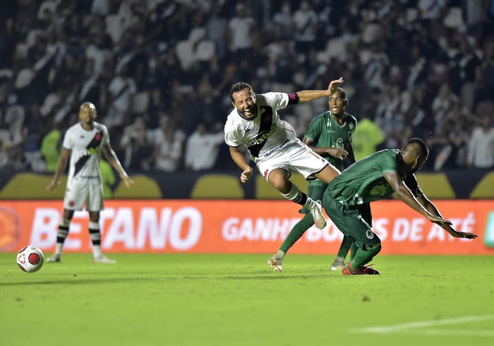 Pelo Campeonato Carioca, Vasco e Flamengo empatam suas partidas neste sábado