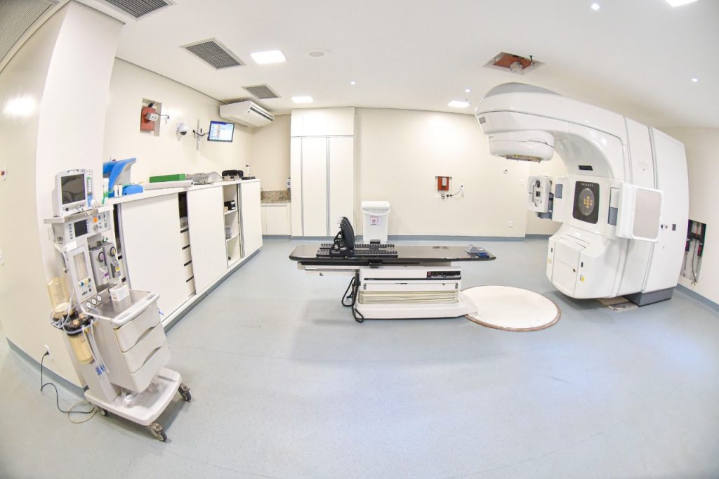 Aldenora Bello coloca em funcionamento novos equipamentos para tratamento por radioterapia