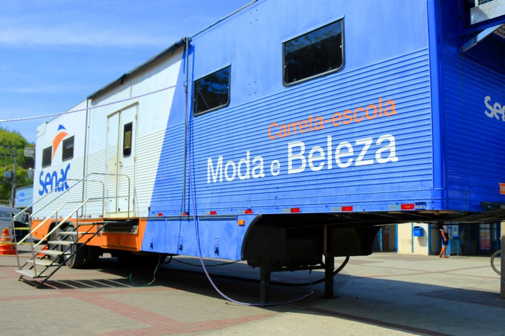 Carreta-escola do Senac leva cursos gratuitos na área de moda e beleza para São Domingos do Azeitão