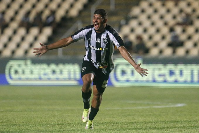 Botafogo vence o Vasco no Castelão em São Luís e coloca o Fluminense na liderança do Carioca