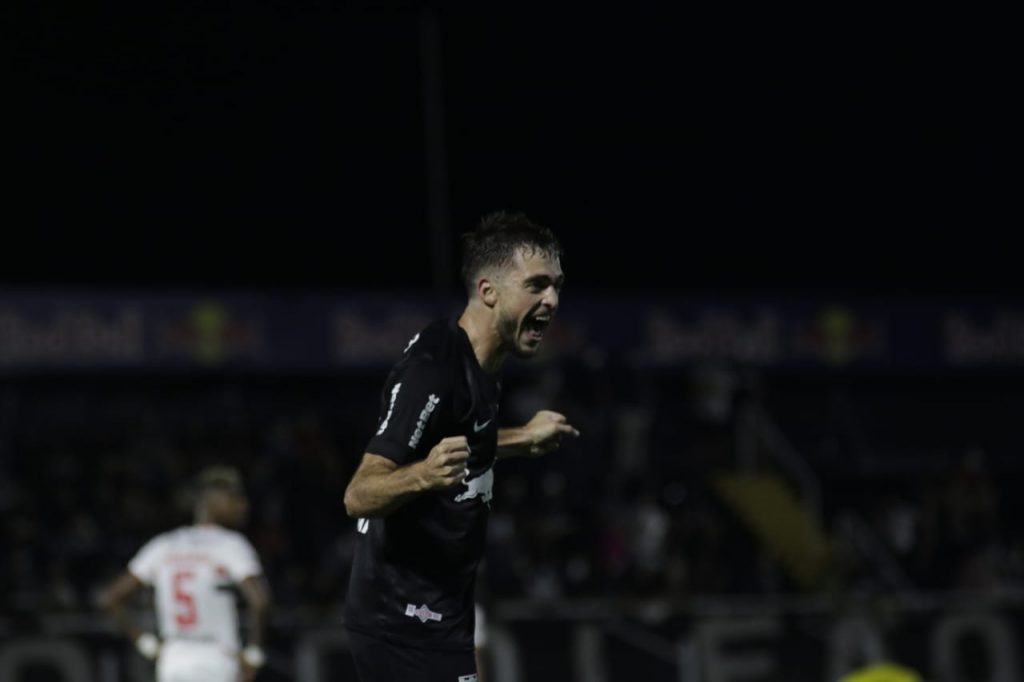 Red Bull Bragantino derrota o São Paulo na noite desta quinta-feira em jogo de sete gols