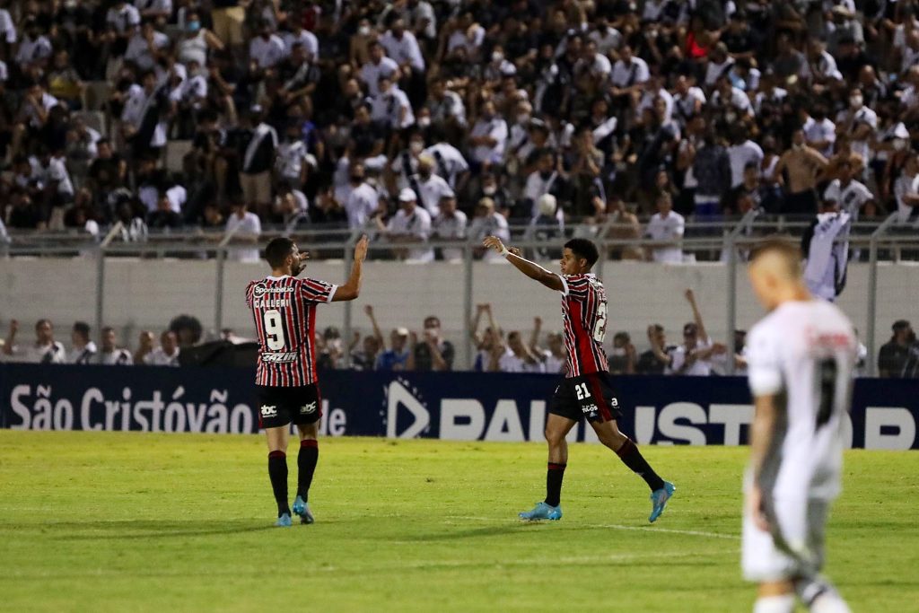 Pelo Paulistão, nos minutos finais, São Paulo vira para cima da Ponte Preta e Santos bate o Ituano