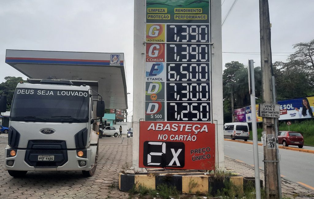 Postos se antecipam ao aumento anunciado pela Petrobras e elevam preços nas bombas nesta quinta-feira