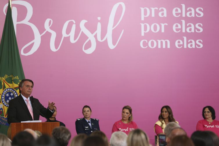 Bolsonaro lança programas para mulheres, dentre eles o acesso gratuito a absorventes menstruais