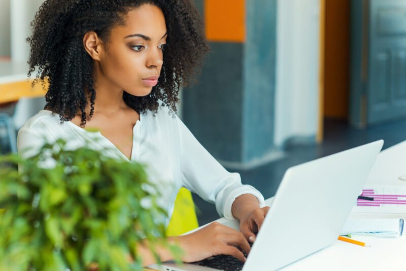 ONG internacional seleciona jovens mulheres para bolsas de estudo de até 5 mil dólares