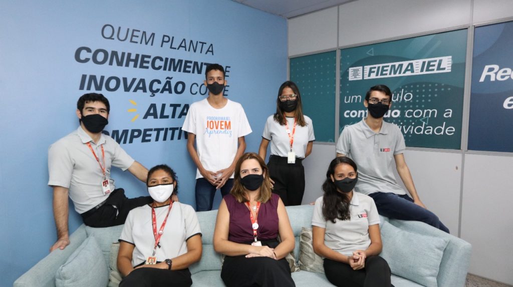 Jovem aprendiz efetivado em empresa, vai ao IEL agradecer oportunidade de trabalho
