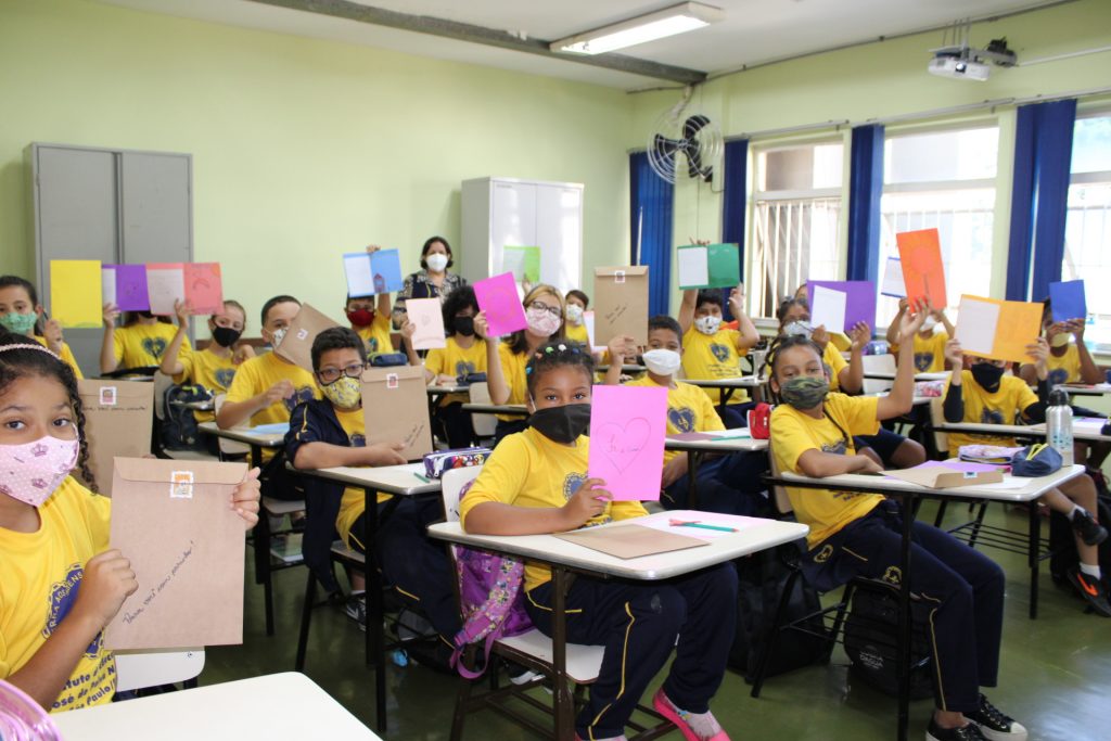 Petrópolis vira tema em sala de aula e, sensibilizadas, crianças escrevem cartinhas para desabrigados