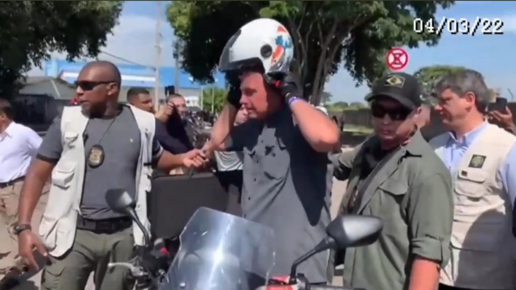 Bolsonaro assina nova concessão da Dutra, reduz pedágio para carros e isenta para motocicletas
