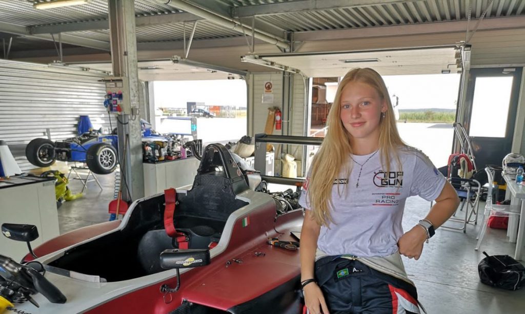 Aos 15 anos, Aurélia Nobels, única garota na Fórmula 4 Brasileira mira carreira nas pistas