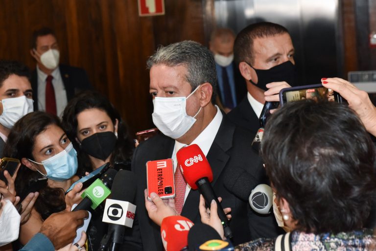 Arthur Lira critica “insensibilidade” da Petrobras e classifica aumento dos combustíveis de “tapa na cara”