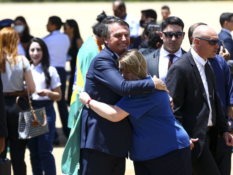 Bolsonaro recepciona brasileiros e pessoas de outras nacionalidades refugiadas da Ucrânia