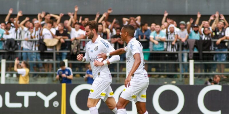 Santos faz valer fator casa e derrota Coritiba na manhã deste domingo na Vila Belmiro