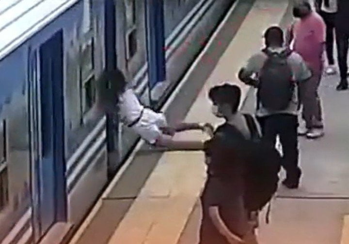Na Argentina, jovem desmaia em estação do metrô, cai sob o trem e sofre apenas arranhões