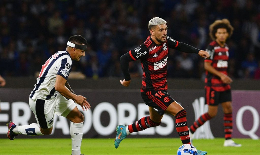 Jogando fora de casa, pela Libertadores, Flamengo e Corinthians apenas empatam suas partidas