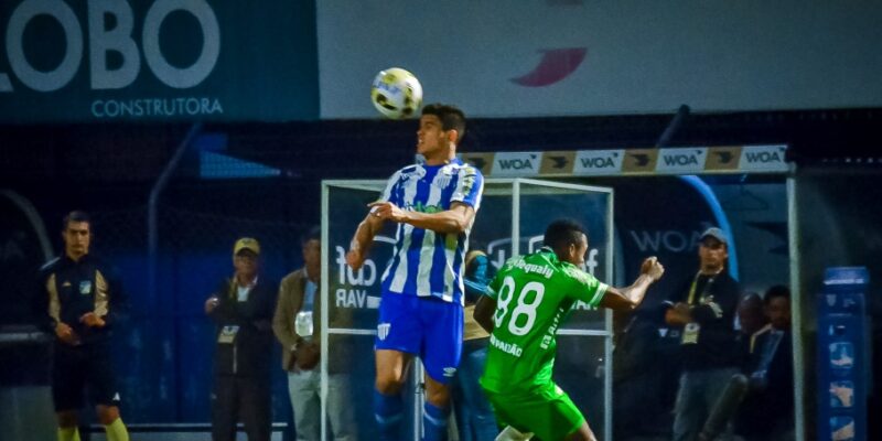 Na Ressacada, Avaí vence o Coritiba, de virada, e assume terceira posição na Série A do Campeonato Brasileiro