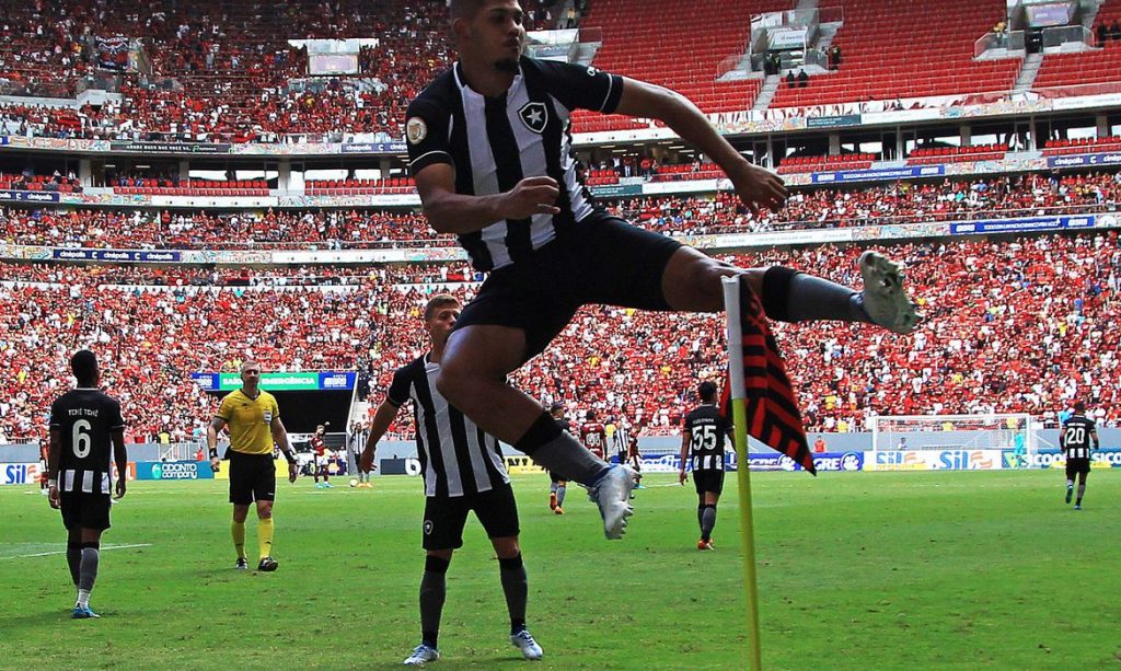 Manhã de domingo no Mané Garrincha: Botafogo vence Flamengo e sobe na tabela do Brasileirão
