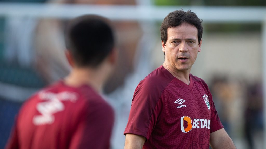 Fernando Diniz deixa comando do Fluminense após derrota para Flamengo